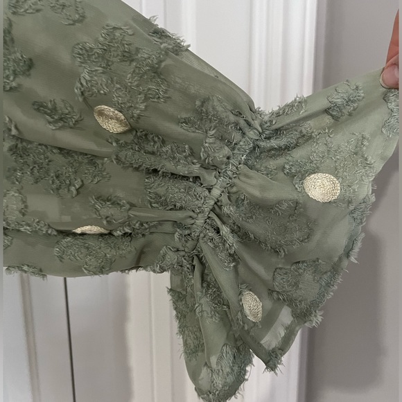 Sage green with flower print blouse, detailed sleeves, size xl, never worn new - Picture 3 of 5